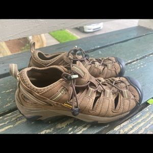Women’s Keen Closed Toe Casual Shoe!